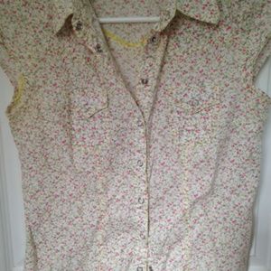 Cap-sleeve floral print shirt